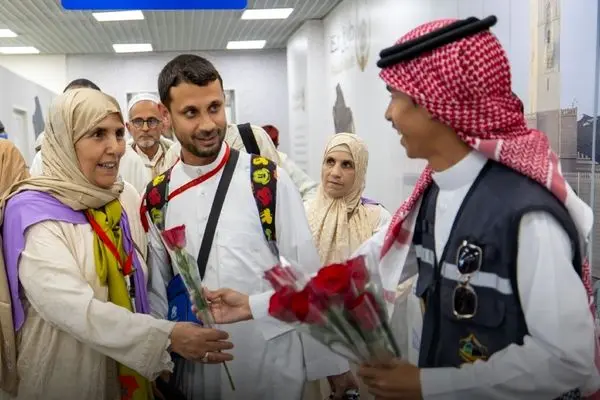 استقبال عربستانی‌ها از حجاج ایرانی با گل و گلاب