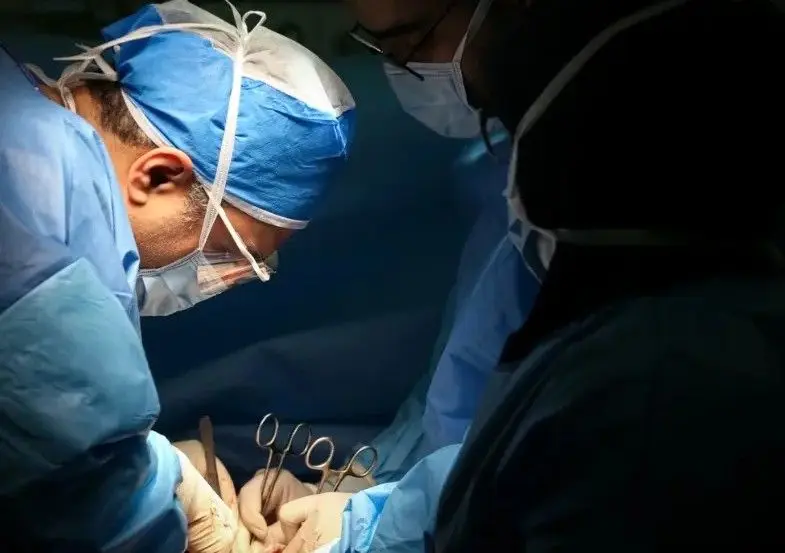 خروج ۹۰ بسته مواد مخدر از معده و روده یک بیمار در کرج
