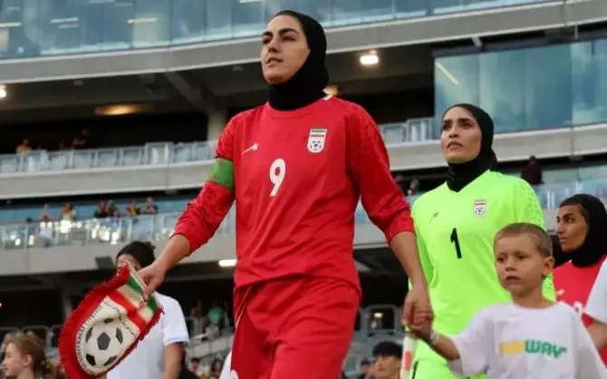 کاپیتان تیم‌ملی بانوان بعد از انصراف از پناهندگی: شرایط وسوسه برانکیز بود!