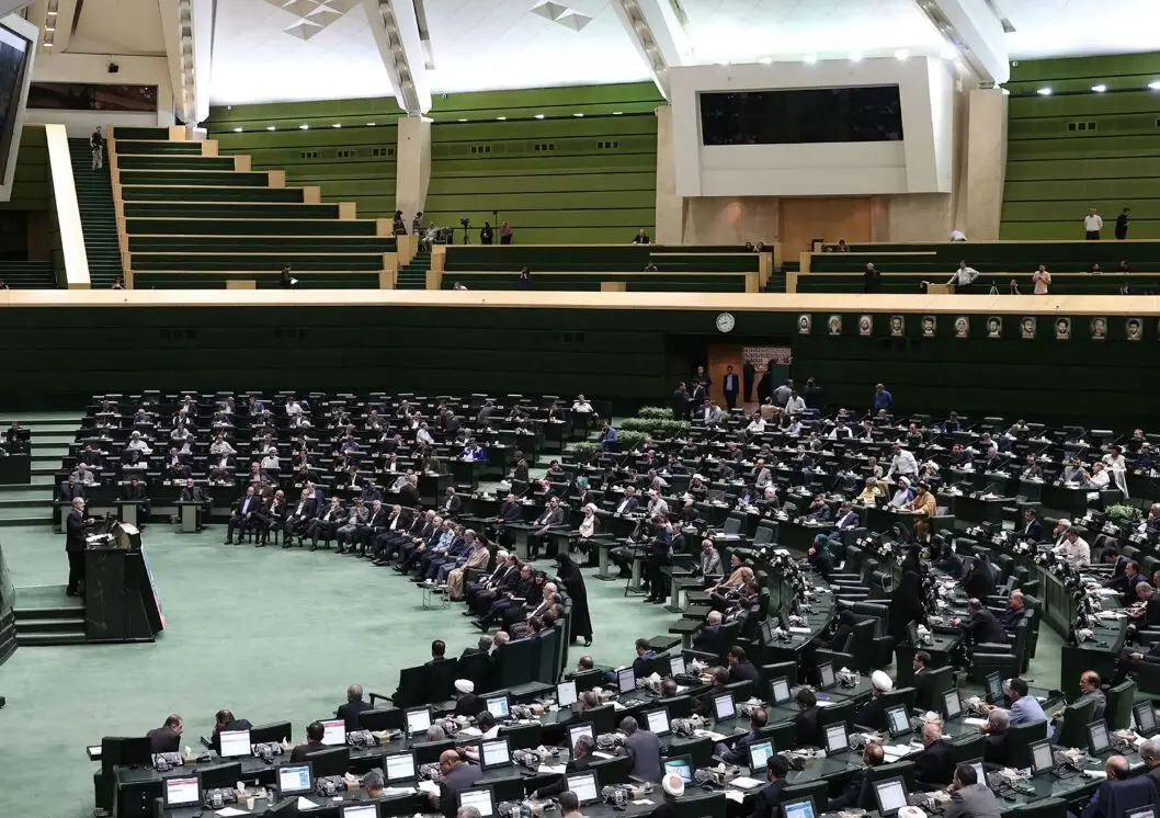  نشست غیرعلنی مجلس با حضور رئیس ستاد کل نیروهای مسلح و عراقچی
