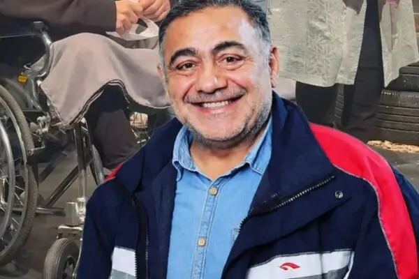 خسرو احمدی روی ویلچر؛ تشویق پرشور تماشاگران