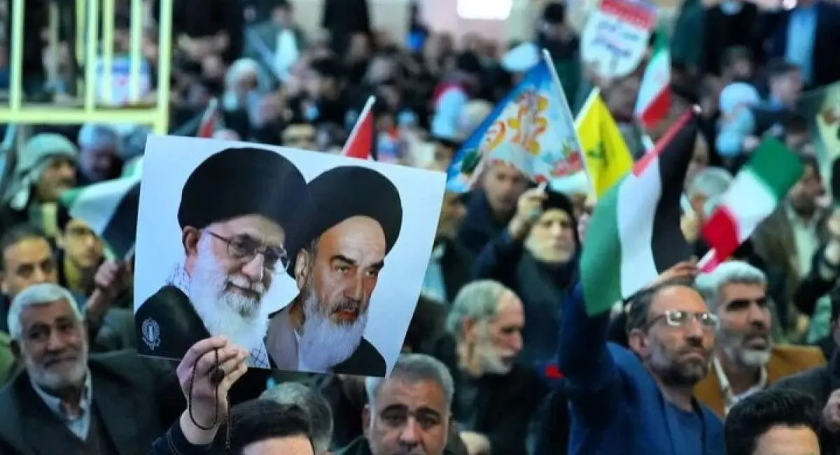 این خانم با لباس ارتشی در راهپیمایی ۲۲ بهمن سوژه عکاس‌ها شد