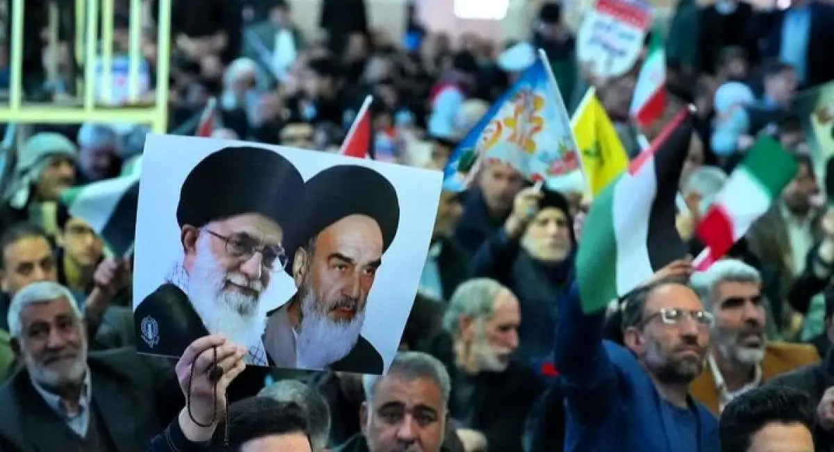 این خانم با لباس ارتشی در راهپیمایی ۲۲ بهمن سوژه عکاس‌ها شد