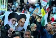 این خانم با لباس ارتشی در راهپیمایی ۲۲ بهمن سوژه عکاس‌ها شد