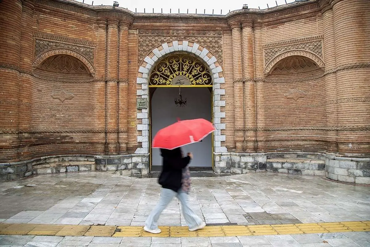 تصاویر؛ چتر باران بر سر مردم
