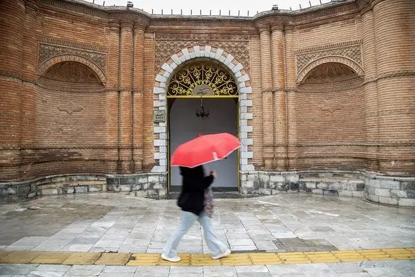 تصاویر؛ چتر باران بر سر مردم