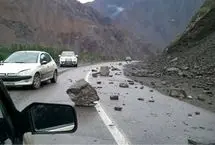 سقوط سنگ بر روی خودروها در جاده کندوان/ ۲ نفر مصدوم شدند