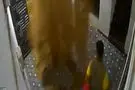 لحظه انفجار لوله آب یک خانه