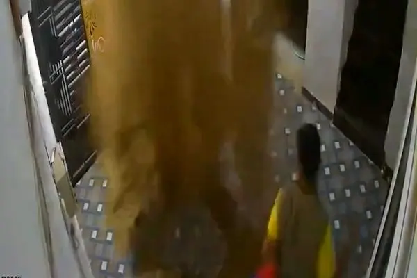 لحظه انفجار لوله آب یک خانه