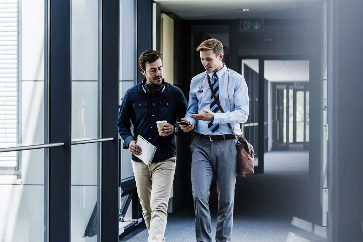 راز افراد جذاب: این 4 کار ساده را در مکالماتتان تمرین کنید