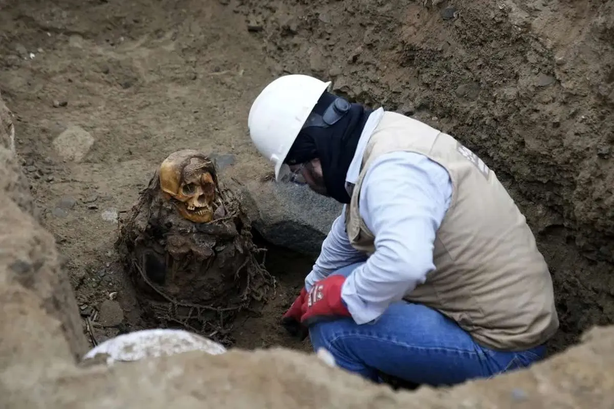 ببینید؛ کشف مومیایی ۱۰۰۰ ساله با موی قهوهای تیره