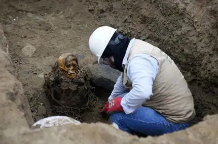 ببینید؛ کشف مومیایی ۱۰۰۰ ساله با موی قهوه‌ای تیره