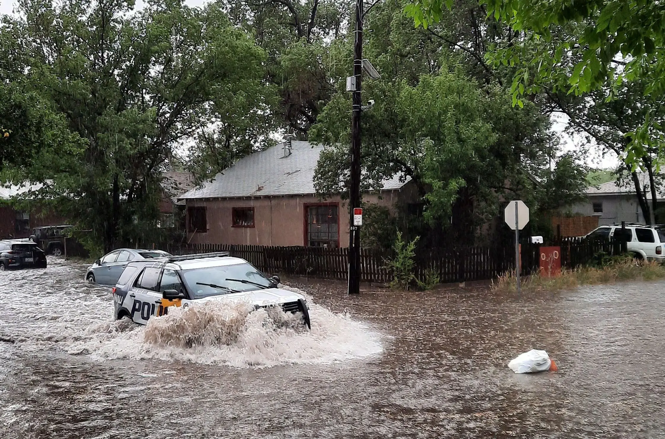 لابی یک هتل لوکس در فلوریدا زیر آب رفت  