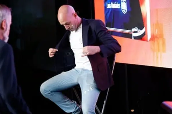 حمله با تخم‌مرغ به لوئیس روبیالس رئیس پیشین فدراسیون فوتبال اسپانیا 