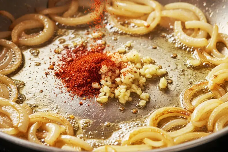 طرز تهیه پاستای اسفناج با سس گوجه فرنگی چیلی