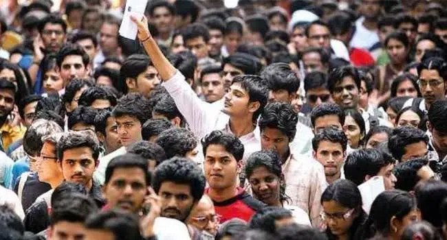 صف طولانی شرکت کنندگان در آزمون استخدامی بر فراز باند فرودگاه