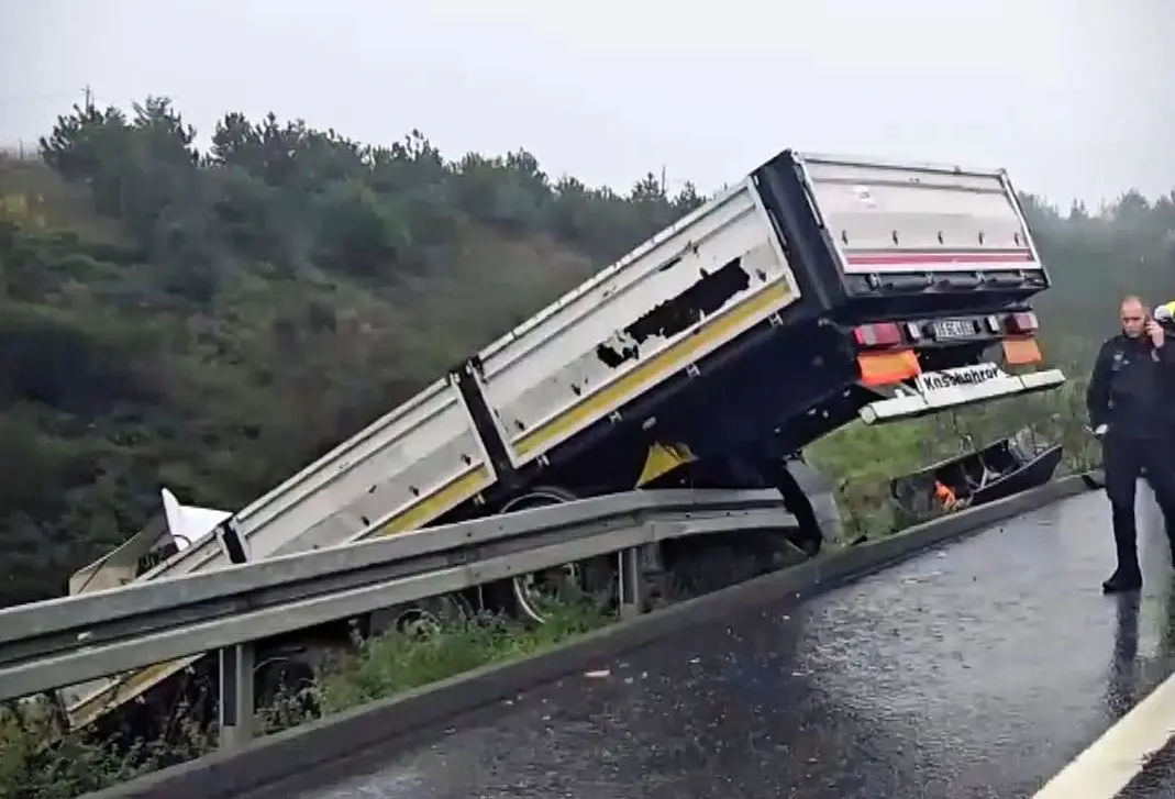 لحظه حادثه برای یک کامیون در بزرگراه لغزنده