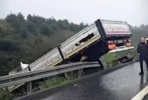 لحظه حادثه برای یک کامیون در بزرگراه لغزنده