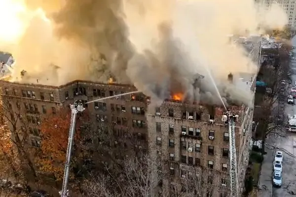 آتش‌سوزی یک مجتمع مسکونی در نیویورک ۱۲۰ ساکن را بی‌خانمان کرد
