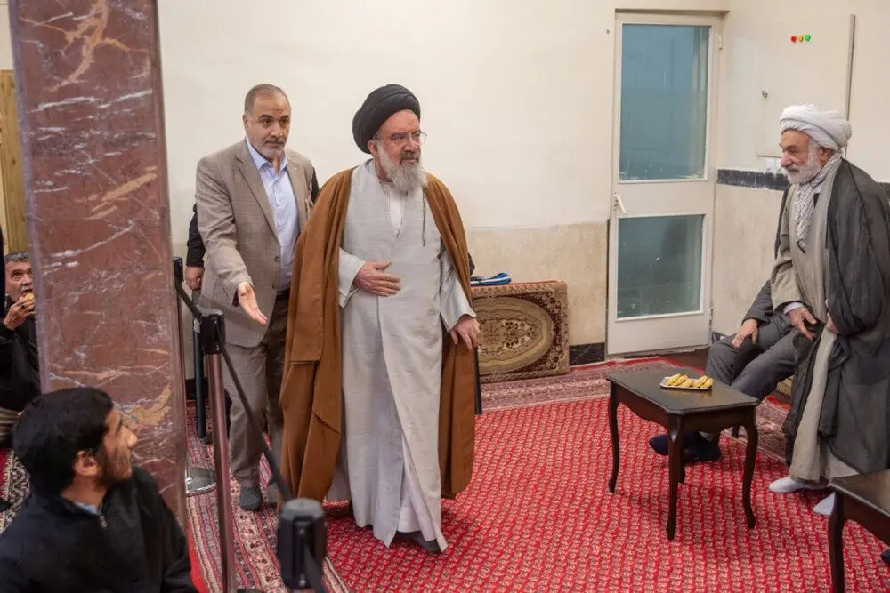 عکس؛ بوسیدن دست آیت‌الله مکارم توسط خاتمی 