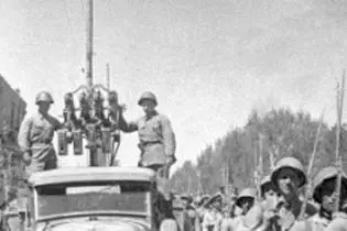 یک عکس یک روایت: تهران، شهریور ۱۳۲۰؛ سایه‌ روشن ترس و چکمه‌های بیگانه