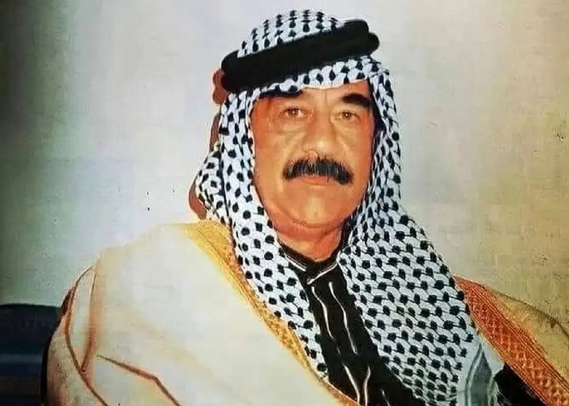 «صدام» در حال قاچ کردن هندوانه؛ اواخر دهه 50 