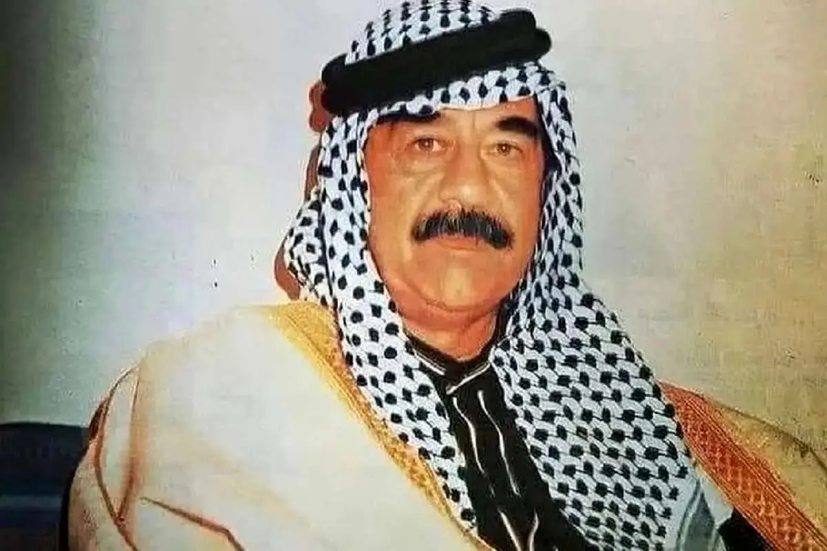 «صدام» در حال قاچ کردن هندوانه؛ اواخر دهه 50 