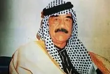 «صدام» در حال قاچ کردن هندوانه؛ اواخر دهه 50 