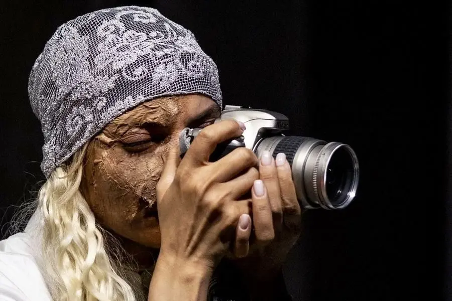 تصاویر؛ نمایش «لحظه درنگ می‌کند»