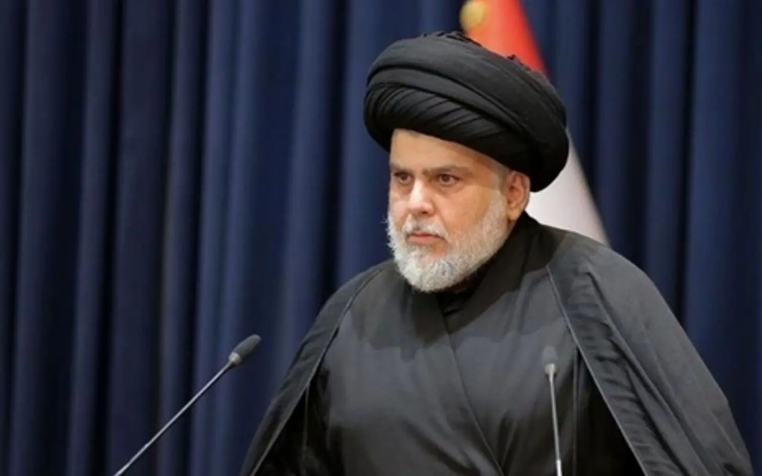 مقتدی صدر در بین عزاداران رهبر انقلاب در نجف اشرف