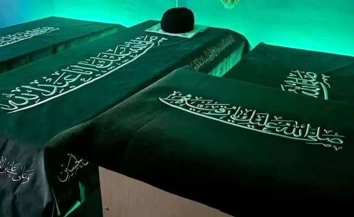 اقامه نماز بر پیکر رهبر شهید توسط آیت‌الله حکیم در حرم امیر المومنین(ع)