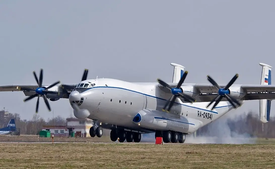 هواپیمای آنتونوف روسیه قبل از سقوط در آسمان دو نیم شد