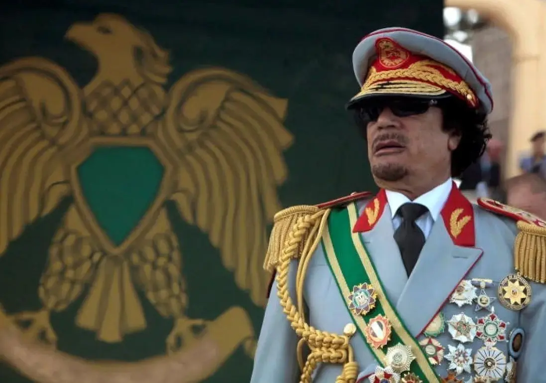 معمر قذافی در جوانی و در حال غذا خوردن با دست 