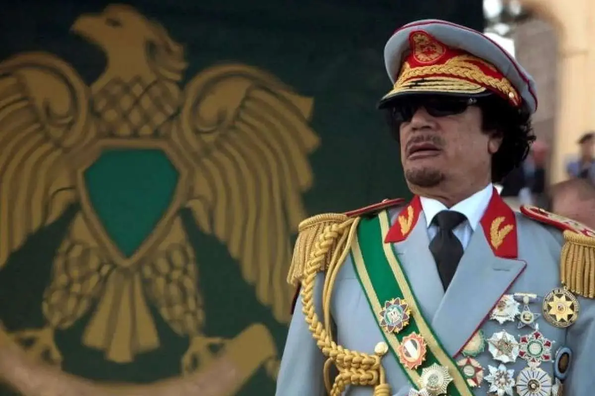 معمر قذافی در جوانی و در حال غذا خوردن با دست 