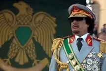 معمر قذافی در جوانی و در حال غذا خوردن با دست 