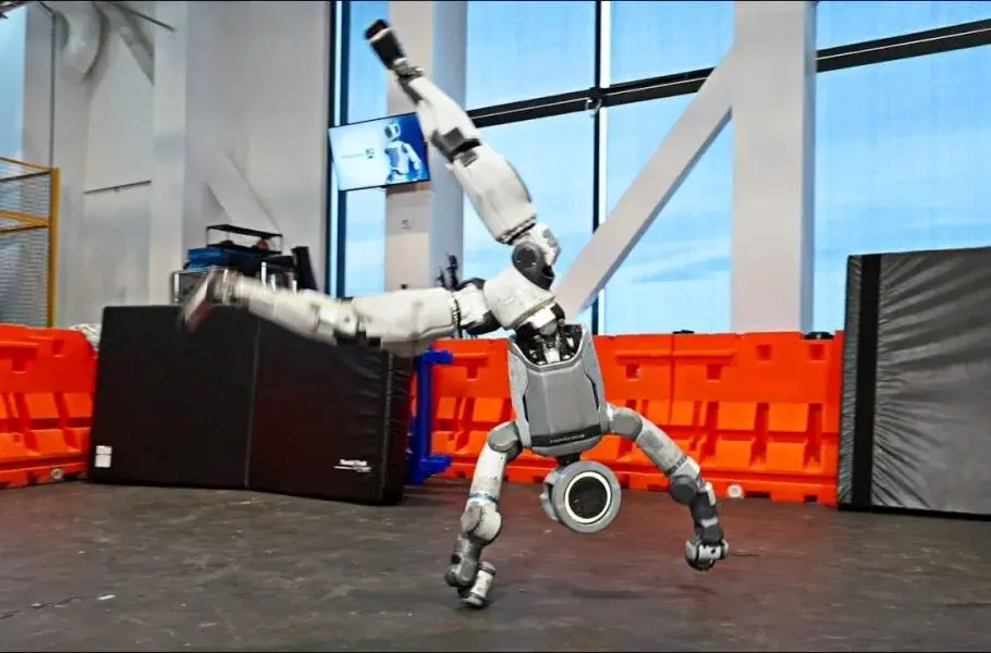 ببینید: وقتی ربات اطلس مثل یک ژیمناست حرفه‌ای پشتک می‌زند
