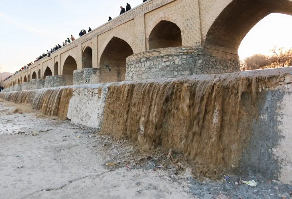 جریان آب زاینده رود قطع نمی‌شود