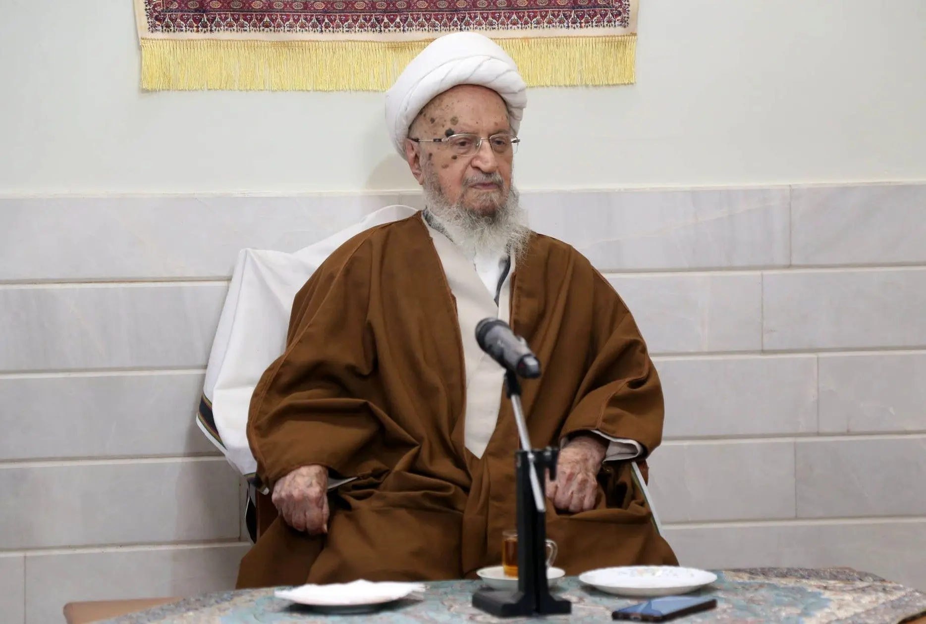 مکارم شیرازی: حوزه علمیه جامعه رنج کشیده ایران را در مقابل توطئه‌ها و بدخواهی‌ها حفظ نمود