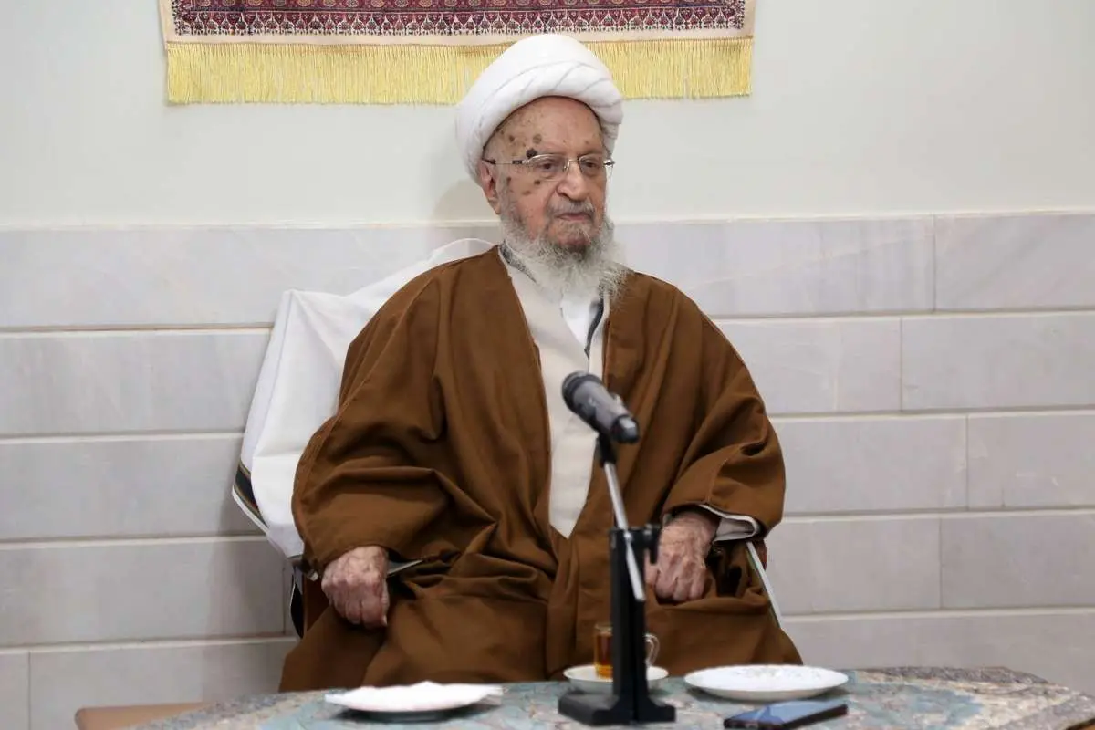 مکارم شیرازی: حوزه علمیه جامعه رنج کشیده ایران را در مقابل توطئهها و بدخواهیها حفظ نمود