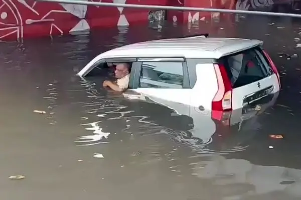 ببینید؛ نجات راننده یک خودرو از غرق شدن در سیل