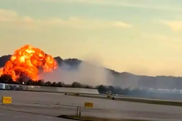 آتش‌سوزی گسترده در پی سقوط هواپیمای باری در کنتاکی