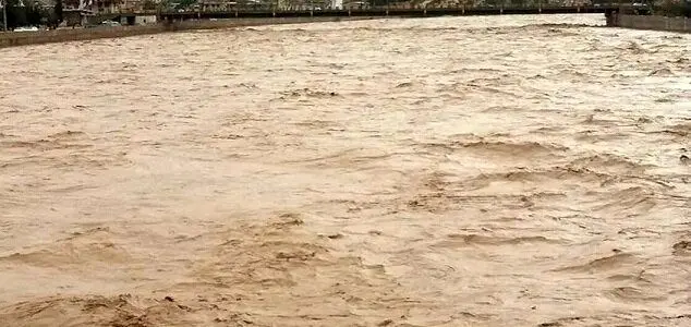  شکسته شدن سد خاکی در قشم