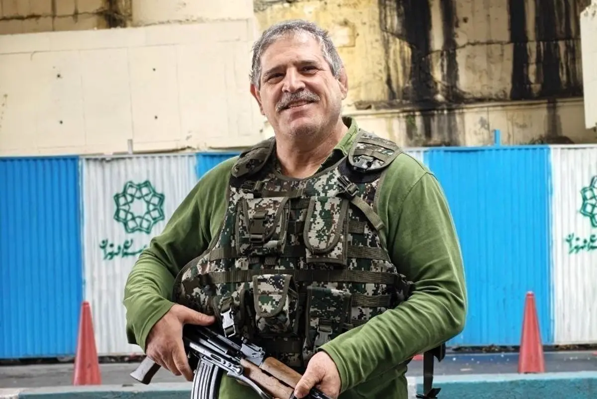 عباس جدیدی کلاشینکف بدست در ایست بازرسی 