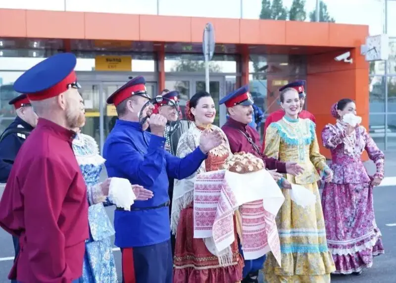 تصویر؛ استقبال ویژه ای ملی‌پوشان در فرودگان با نان محلی!