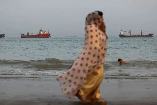 جهان به روایت تصویر؛ از لکه آرایش روی دست ترامپ تا آرامش ساحل بندرعباس