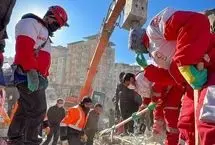 ببینید؛ عملیات نجات جوان ۲۰ ساله از زیر آوار 