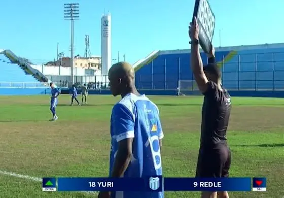 عکس؛ فوتبالیست زندانی با پابند الکترونیکی وارد زمین شد