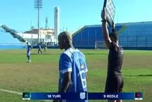 عکس؛ فوتبالیست زندانی با پابند الکترونیکی وارد زمین شد