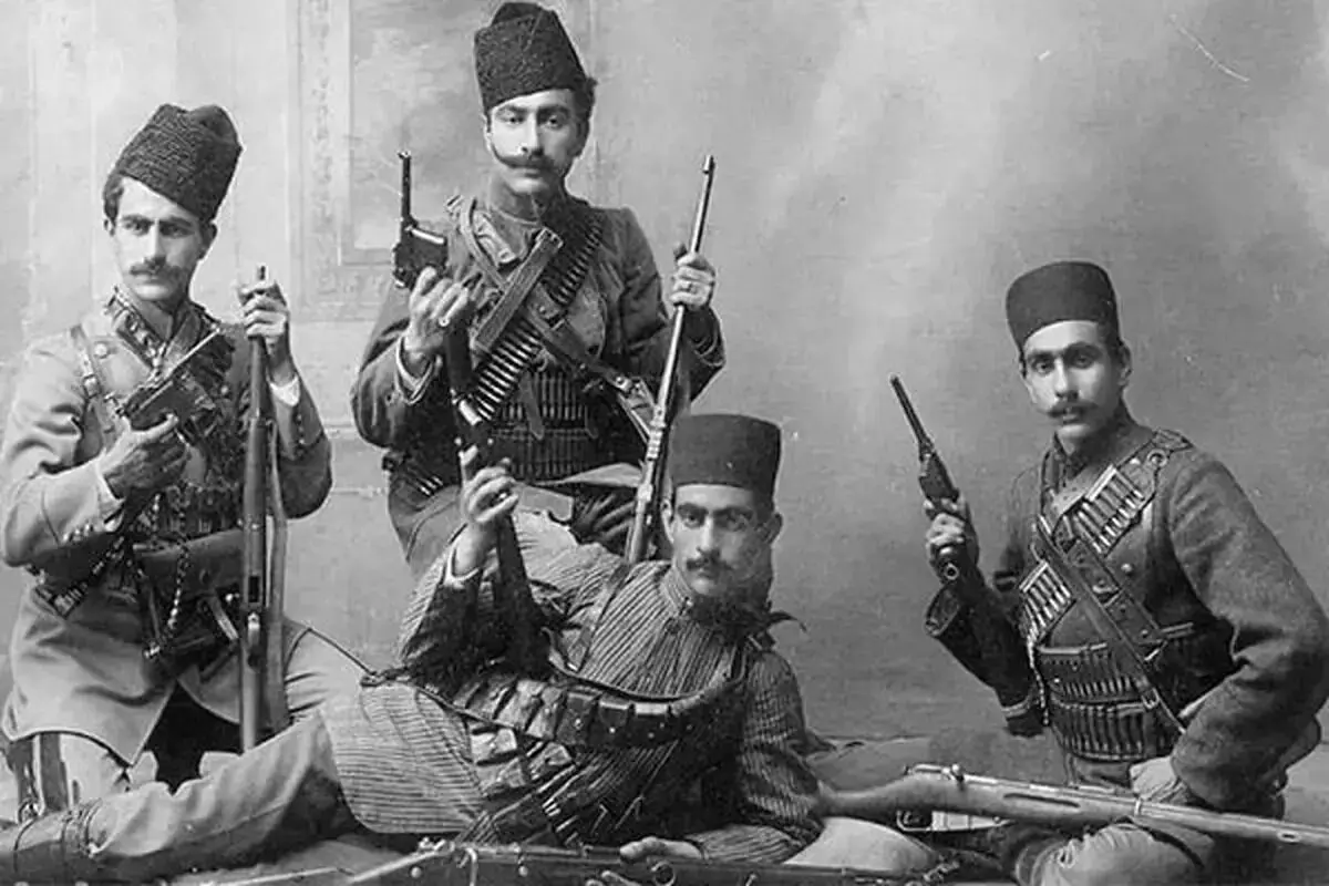 عکسی عجیب از سربازان قاجار در صف جیره غذا