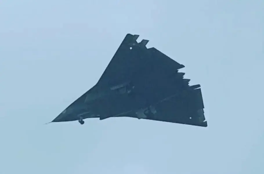 پرواز جنگنده نسل ششم J-36 در آسمان؛ برگ برنده چین